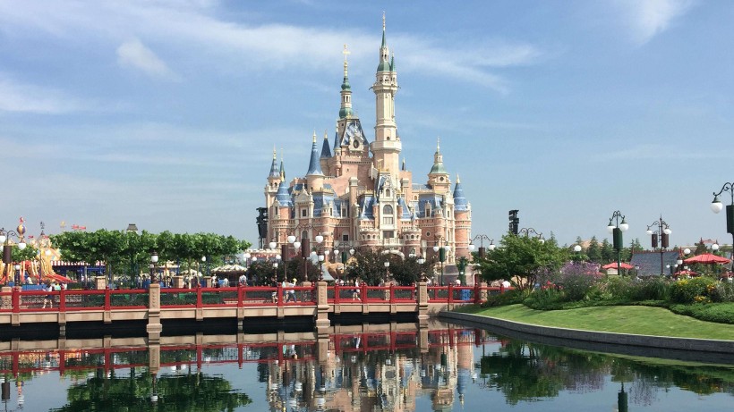 上海迪士尼城堡建筑风景手机壁纸