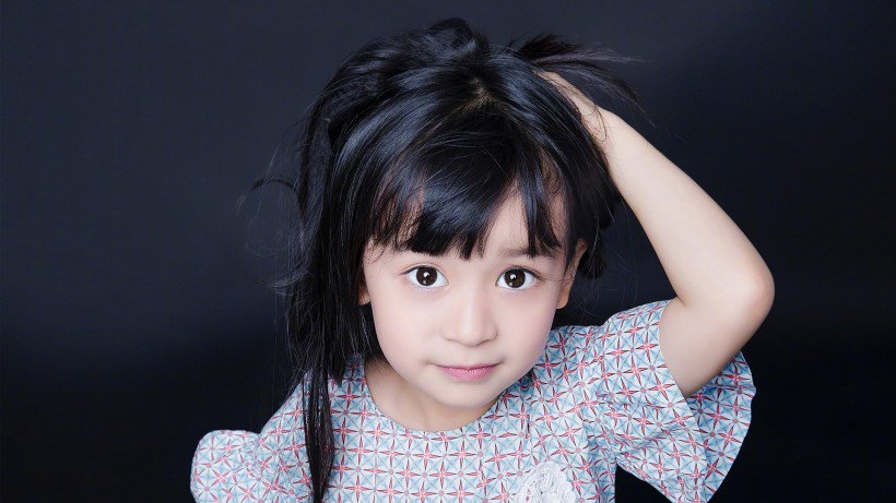 可爱小美女童星演员刘芝妙手机壁纸